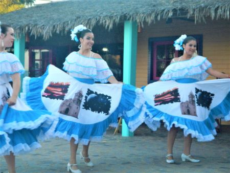 folkloric dancers in Mexico